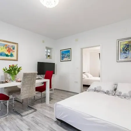 Buki **** Lejlighed *