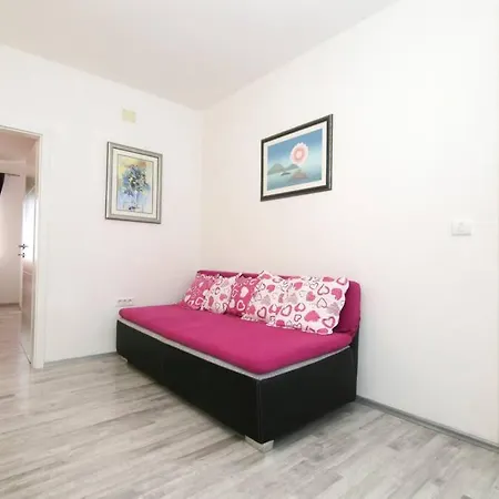 Buki **** Lejlighed *