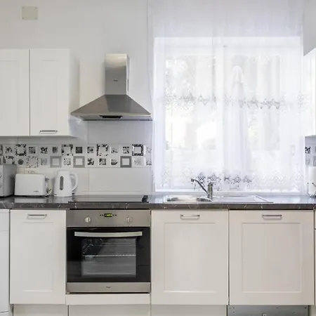 Buki **** Apartment Split